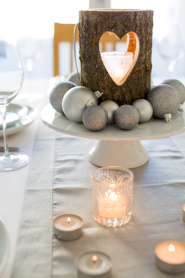 Learn how to create the PERFECT Easy Christmas Table setting with items you already have in the house! No fancy DIY needed! Click here for the tutorial for this classic, modern Christmas table setting!