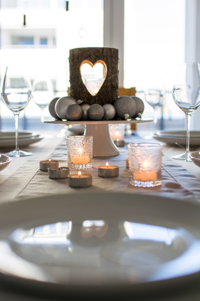 Learn how to create the PERFECT Easy Christmas Table setting with items you already have in the house! No fancy DIY needed! Click here for the tutorial for this classic, modern Christmas table setting!
