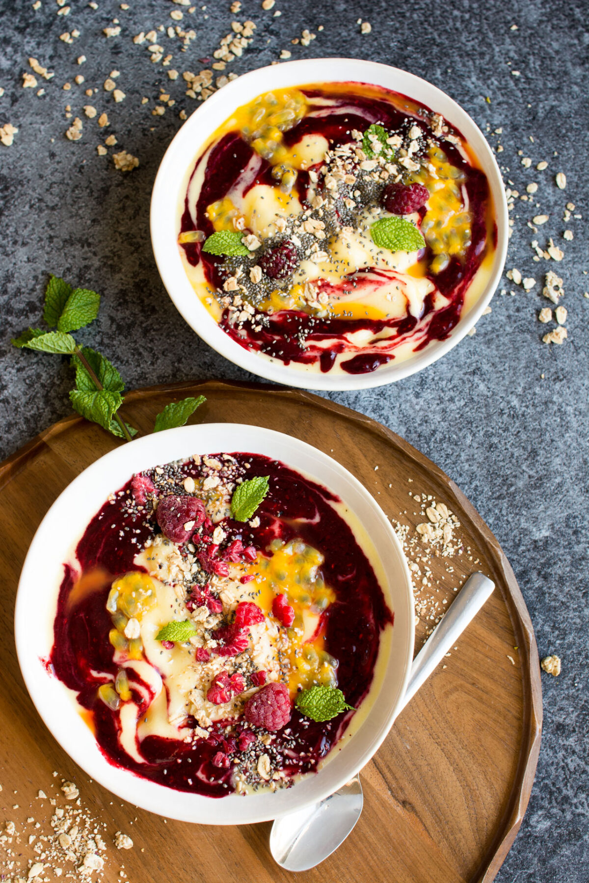 Vegan Mango smoothie bowl with an easy raspberry sauce. Perfect for a colourful morning! Click through for the recipe!