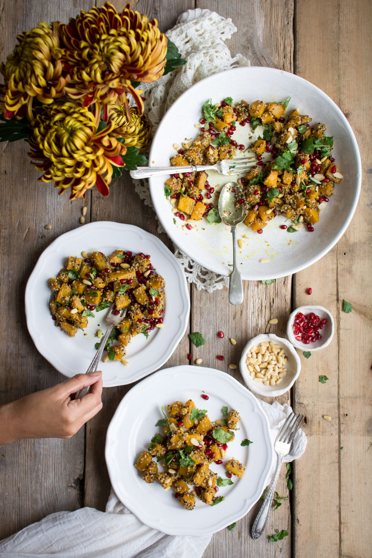 In this delicious vegan marinated pumpkin salad, all of the best sweet and savoury flavours come together to make the PERFECT fall salad!