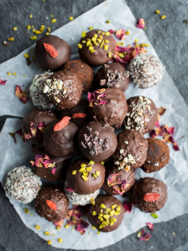 Vegan Chocolate Orange Bliss Balls. The PERFECT healthy and indulgent snack around... get this SUPER easy recipe here!